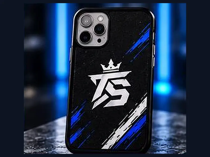 Schwarze Handyhülle mit TrustAsSports-Logo und blau-weißem Muster