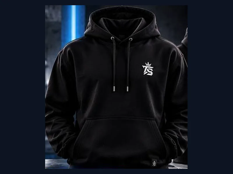 Schwarzer Kapuzenpullover mit dem TrustAsSports-Logo auf der Brust