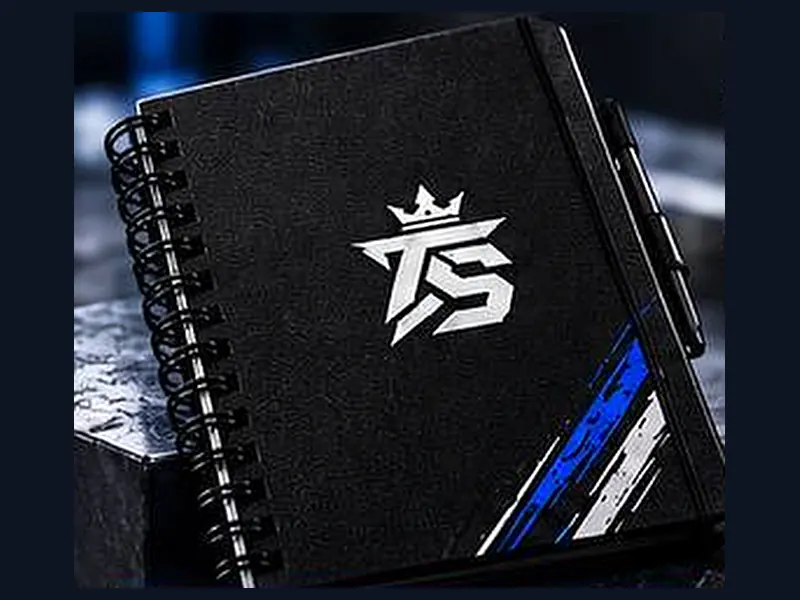Schwarzes Notizbuch mit Spiralbindung, TrustAsSports-Logo und Stift